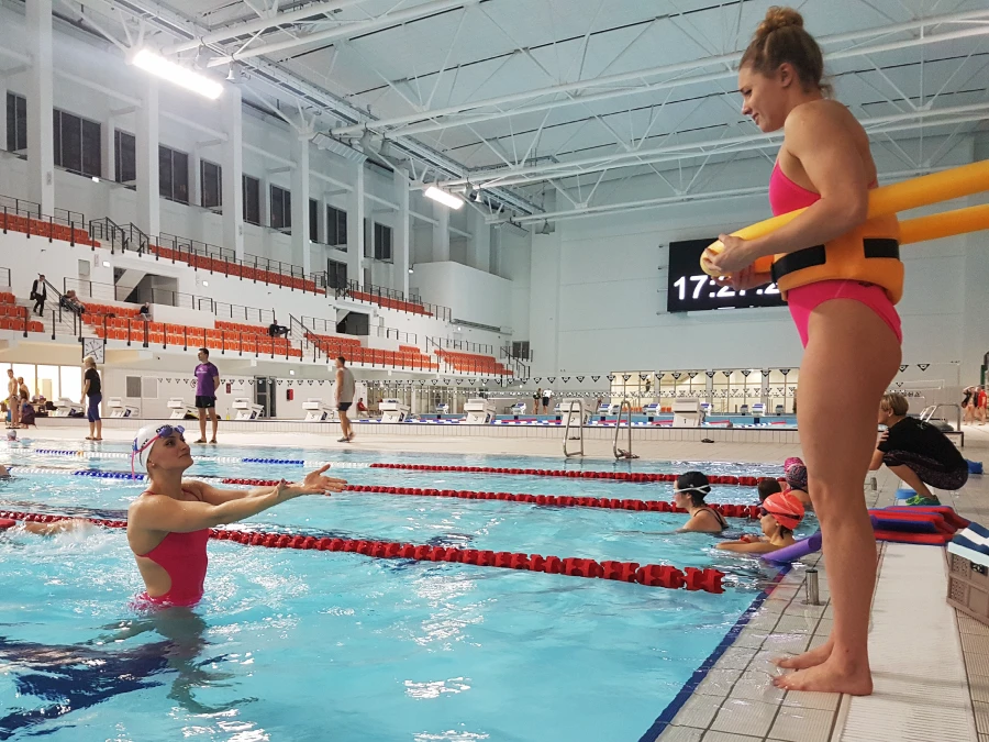 Aleksandra Urbańczyk uczy pływać dorosłych na Zatoce Sportu
